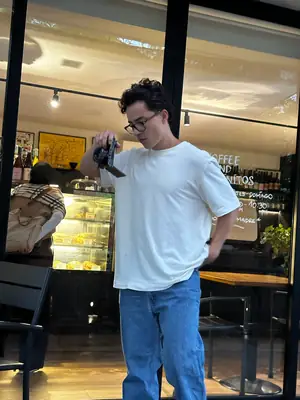 En una cafetería con polera blanca UEBOS y jeans