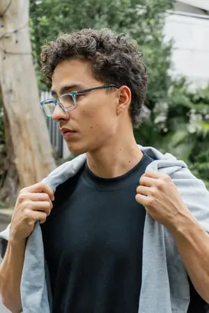 Con polera negra UEBOS y camisa gris sobre los hombros