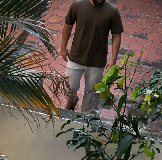 Caminando por un patio de ladrillo con polera marrón UEBOS